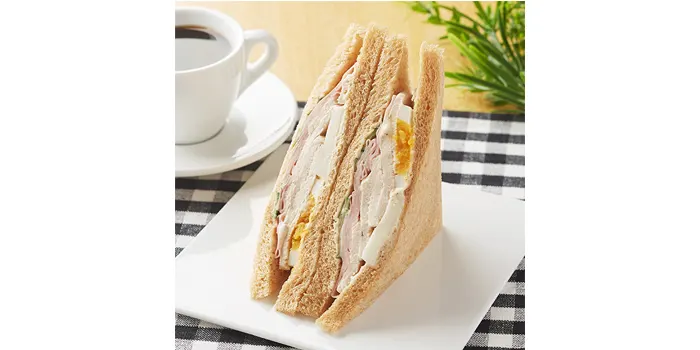 全粒粉サンド サラダチキンとたまご【ファミリーマート】