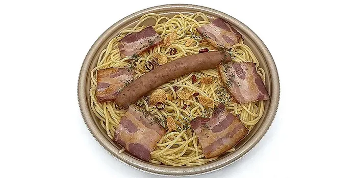 麺大盛ソーセージのペペロンチーノ
