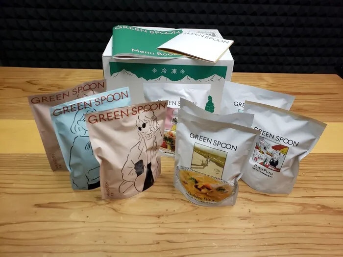 グリーンスプーン8食分のパウチとパッケージ画像