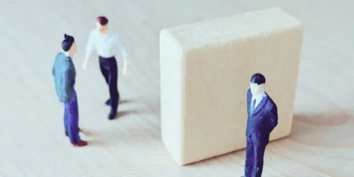 壁越しに噂を聞くミニチュア